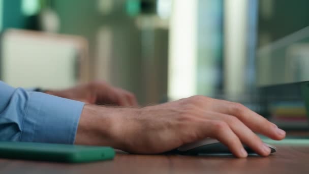 Hombre Anónimo Escribiendo Texto Usando Primer Plano Del Ratón Computadora — Vídeo de stock