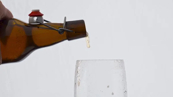 Ismeretlen Férfi Kézzel Öntött Arany Friss Sört Üvegről Üvegre Szuperlassított — Stock Fotó