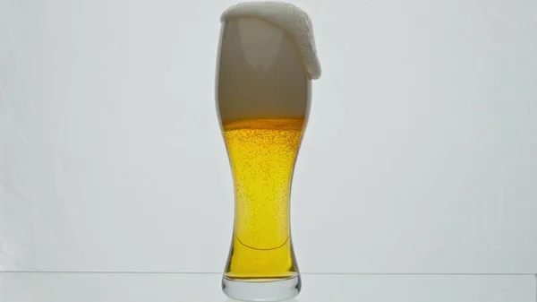 Янтарное Светлое Пиво Разливающееся Прозрачного Стекла Замедленной Съемке Пена Хмеля — стоковое фото