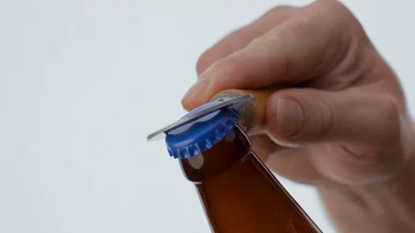 Świeże Piwo Otwierane Otwieraczem Butelek Trzymane Przez Nieznanego Mężczyznę Białym — Zdjęcie stockowe