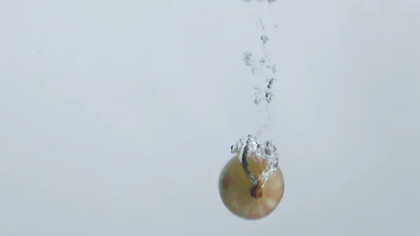 Смачна Свіжа Агрус Падає Чисту Воду Робить Бульбашки Білому Тлі — стокове фото