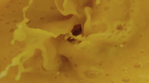 Lukke Opp Plasker Oransje Mikser Supersakte Film Snurrende Frukt Smoothie – stockfoto