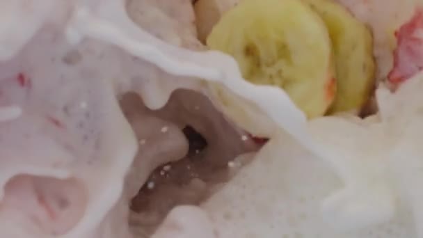 우유썰어 과일을 섞어서 동작으로 유기농 유제품 음료가 바나나 조각들 서기를 — 비디오