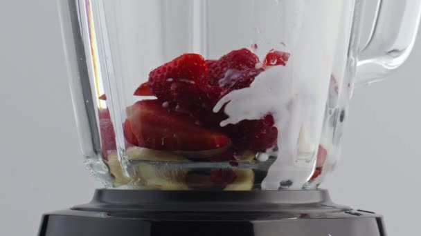 Sabrosa Leche Orgánica Vertiendo Licuadora Con Frutas Bayas Cámara Súper — Vídeos de Stock