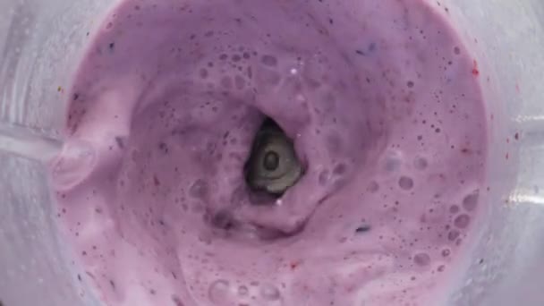 Closeup Berry Coquetel Leiteiro Girando Dentro Liquidificador Elétrico Movimento Super — Vídeo de Stock