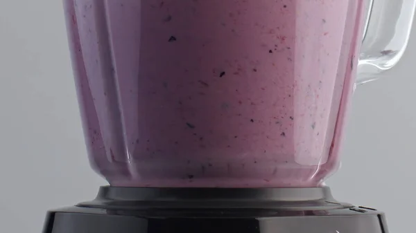 Closeup Smakelijke Fruitmix Mengen Glas Blender Kom Super Slow Motion — Stockfoto