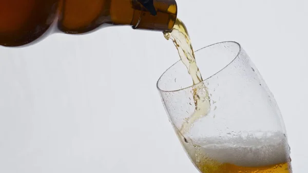 Cerveza Dorada Fresca Que Derrama Botella Marrón Vidrio Transparente Cámara —  Fotos de Stock