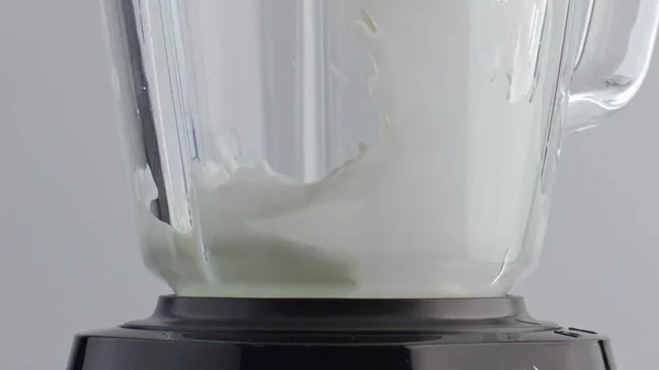 Weiße Leckere Milch Die Einer Durchsichtigen Mixerschüssel Superzeitlupe Großaufnahme Gegossen — Stockfoto
