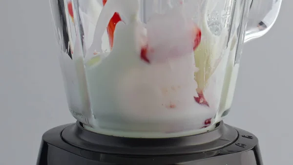 Verse Gesneden Vruchten Toevoegen Aan Biologische Melk Blender Kom Close — Stockfoto