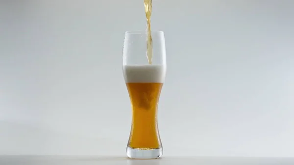 Свіже Смачне Пиво Наповнює Прозоре Скло Дуже Повільному Русі Крупним — стокове фото
