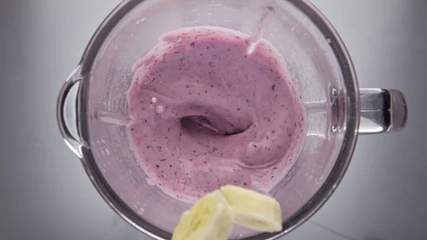 Rebanadas Plátano Dulce Cayendo Batido Bayas Arremolinándose Tazón Licuadora Cerca —  Fotos de Stock