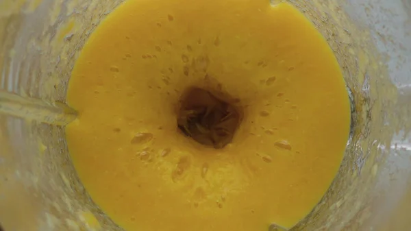 Forbereder Fersk Velsmakende Oransje Puree Elektrisk Mikser Naturlig Blanding Frukt – stockfoto