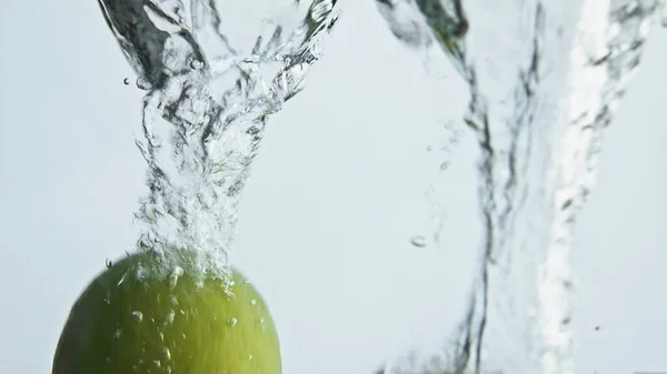 Limonki Tropikalne Splash Wody Jasnym Tle Zbliżenie Piękny Strzał Gotowania — Zdjęcie stockowe