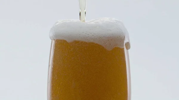Bubbling Espuma Cerveja Trigo Artesanal Transbordando Vidro Movimento Super Lento — Fotografia de Stock