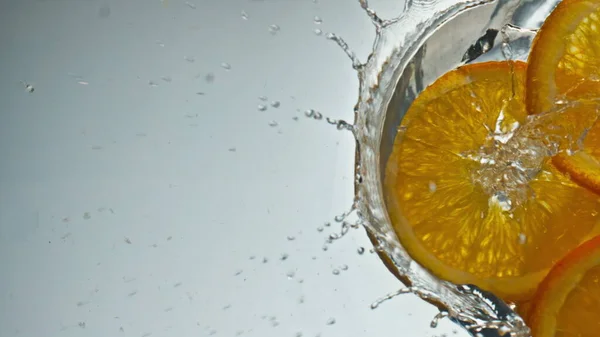 Potongan Oranye Tropis Memercikkan Air Yang Menutup Potongan Jeruk Jatuh — Stok Foto
