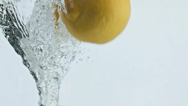 Žlutý Citrus Padající Voda Detailně Celé Citrony Šplouchající Bublajících Vírech — Stock fotografie