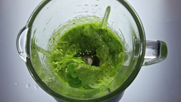 Förbereda Gröna Grönsaker Smoothie Modern Elektrisk Mixer Närbild Ovanifrån Att — Stockfoto