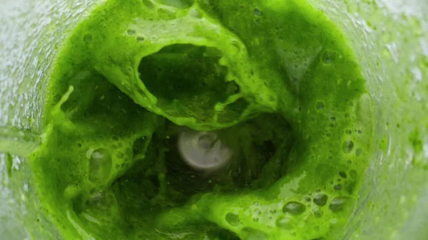 Elektryczna Miska Miksera Pełna Zielonych Warzyw Koktajl Wirujący Super Zwolnionym — Zdjęcie stockowe