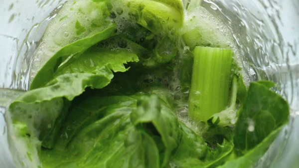 Yeşillikler Çok Yavaş Çekimde Elektrikli Mikseri Karıştırıyor Sağlıklı Bir Vitamin — Stok fotoğraf