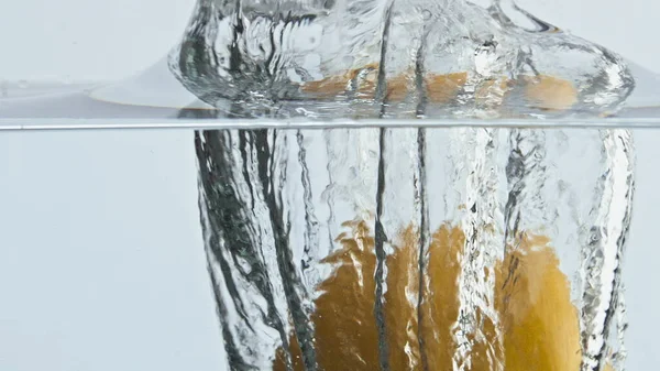 Nahaufnahme Zitrone Spritzende Flüssigkeit Hellen Hintergrund Frische Tropische Zitrusfrüchte Fallen — Stockfoto