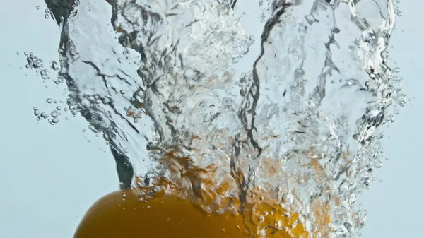Słodka Papryka Kropla Wody Jasnym Tle Zbliżenie Świeżo Żółte Warzywa — Zdjęcie stockowe