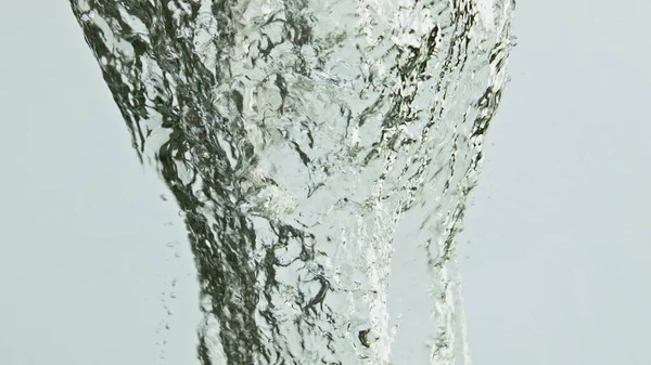 Maçã Fresca Deixando Cair Água Fundo Claro Closeup Dinâmico Saboroso — Fotografia de Stock