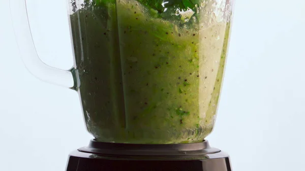 Gezond Groene Groente Cocktail Koken Glazen Blender Close Proces Mengen — Stockfoto