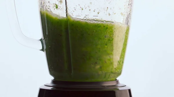 Míchání Čerstvé Organické Zeleniny Mixéru Zblízka Bílém Pozadí Zelené Vitamin — Stock fotografie