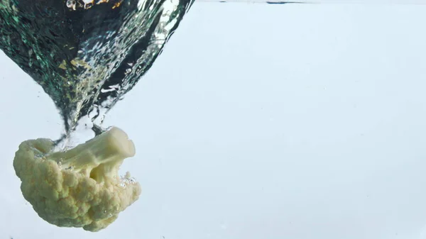 Αναμίξτε Μπρόκολο Κουνουπίδι Πτώση Νερού Λευκό Φόντο Closeup Φρέσκο Λάχανο — Φωτογραφία Αρχείου