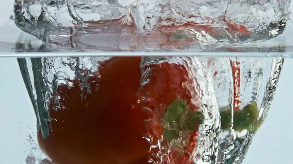 甜椒溅水特写 红色季节性蔬菜脱落透明液体制造气泡 新鲜有机配料洗净健康沙拉清淡底色 健康生活方式概念 — 图库照片