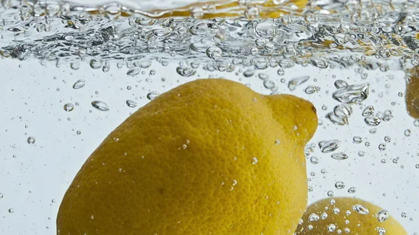 Lemon Tropis Memercikkan Air Yang Menutup Buah Asam Kuning Memantul — Stok Foto