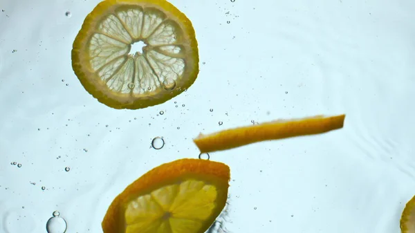 Lemon Juicy Lezat Menjatuhkan Air Transparan Latar Belakang Putih Dekat — Stok Foto