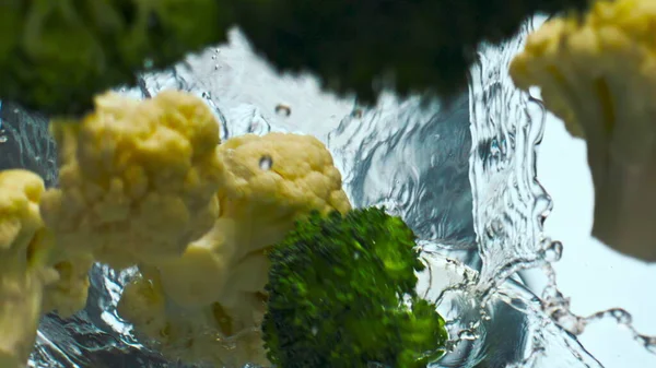 Dojrzałe Kawałki Brokuły Kalafior Chlapanie Czystej Wody Bardzo Zwolnionym Tempie — Zdjęcie stockowe