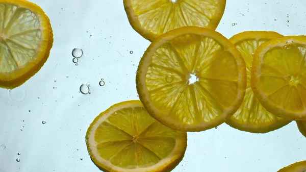 Menutup Lemon Terang Segar Bawah Air Dengan Latar Belakang Putih — Stok Foto