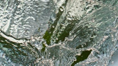 Arka planda hafif arkaplanda düşen lezzetli avokadolar, yakın plan. Sağlıklı fitness meyvesi. Kahvaltıda yemek pişirmek için tropik organik malzeme. Lezzetli çiğ yemek reklamı. Vegan beslenme konsepti.