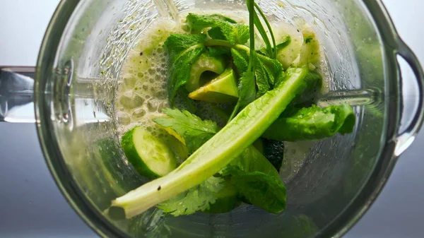 Top View Blanda Grönsaker Örter Glas Mixer Skål Närbild Bitar — Stockfoto