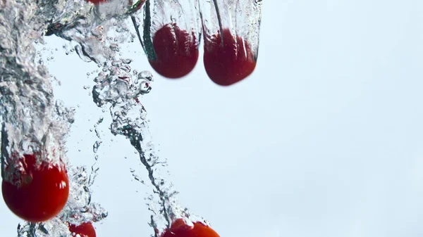 Primo Piano Verdure Colorate Biologiche Sott Acqua Sfondo Bianco Fresco — Foto Stock