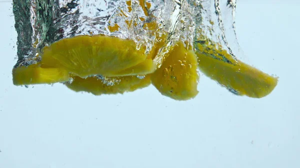 Świeże Dojrzałe Kawałki Koła Ananas Spadł Czystej Wody Bardzo Zwolnionym — Zdjęcie stockowe