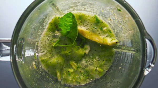 Planetær Vitamin Cocktail Til Vegetarisk Ernæring Tilberedes Elektrisk Mikser Grønn – stockfoto