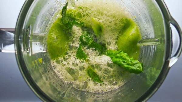 Blandning Färska Naturliga Vegetabiliska Cocktail Elektrisk Mixer Närbild Gröna Råa — Stockfoto
