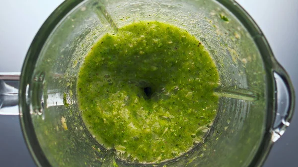 Üst Manzara Yeşil Sebzeleri Mikserin Içinde Çok Yavaş Çekimde Karıştırıyor — Stok fotoğraf