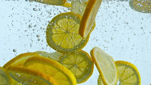 Cut Juicy Lemon Mengambang Air Kristal Dengan Gelembung Udara Menutup — Stok Foto