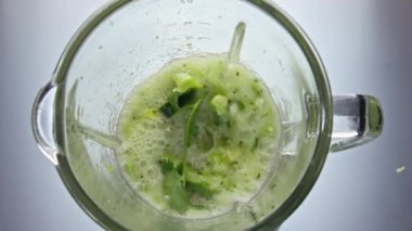 Vitamin sebzesi ve tatlı su karıştırıcının içinde süper yavaş çekimde harmanlanıyor. Çiğ, lezzetli sebzeler vejetaryen içeceği için kaseye karıştırılmış meyve sebzeleri. Vejetaryen beslenme konsepti