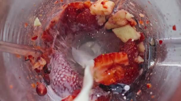 Świeże Organiczne Mleko Przepływa Miski Mikser Plasterkami Owoców Słodkich Jagód — Wideo stockowe