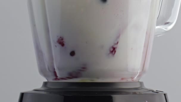 Frullatore Vetro Che Mescola Latte Biologico Con Gustosi Frutti Fette — Video Stock