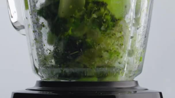 Närbild Gröna Skivade Grönsaker Tappade Mixer Skål Med Snurrande Blad — Stockvideo