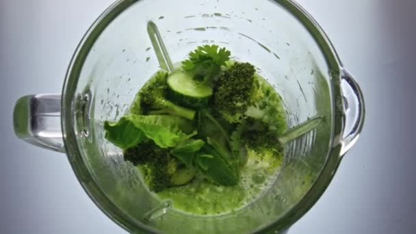 电动搅拌机开始混合新鲜的绿色蔬菜水果香草近距离观察 欧芹混合成超级慢动作 制备健康的本地维生素食品 — 图库视频影像