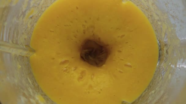 Het Bereiden Van Verse Smakelijke Sinaasappelpuree Elektrische Blender Close Bovenaanzicht — Stockvideo