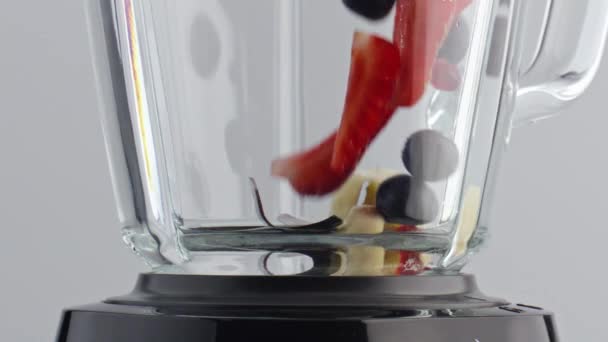 Ciotola Trasparente Del Frullatore Che Riempie Con Bacche Frutta Fresca — Video Stock