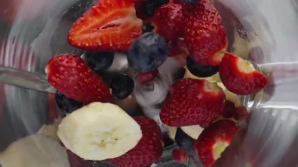 Elektrische Blender Hakken Verse Rijpe Bessen Fruit Super Slow Motion — Stockvideo